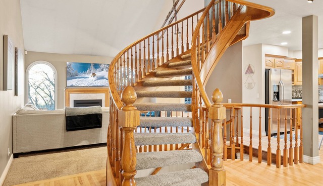 SKI Retreat Hot Tub, 1 Gbps, Foosball, Pool Table, & Pets allowed