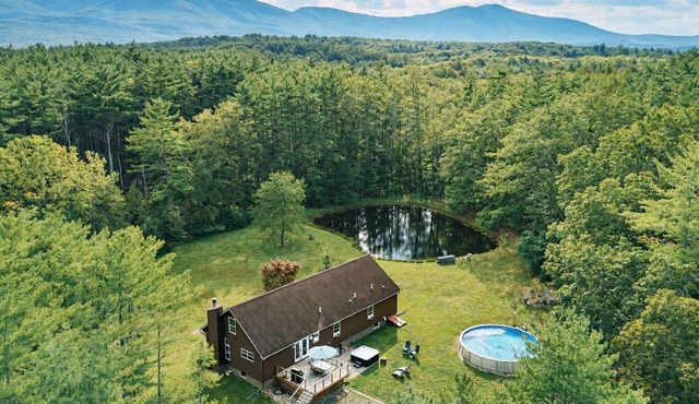 Ski retreat w/Pool, Hot Tub, Pond, BBQ & Fire Pit -Dog Friendly! Near Windham