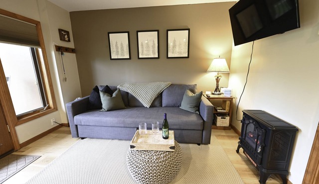 Ski Schuss Mountain! pool, 1 bedroom sleeps 4. 5 minute walk to slopes.