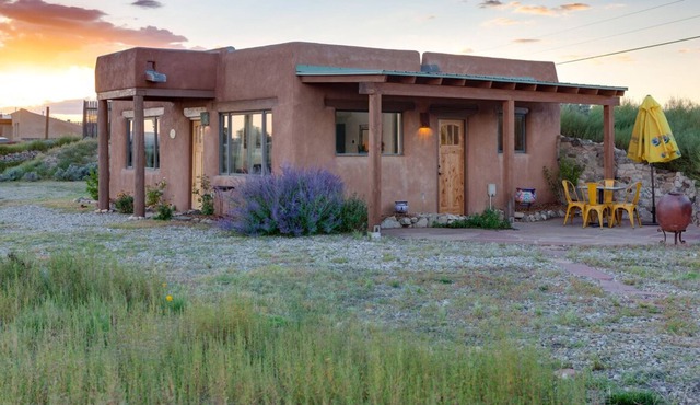 Ski Season Availability! Quaint Romantic Getaway in Taos 1-Bedroom, 1-Bath Home