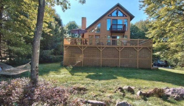 Ski Season! Pocono Cozy Lakefront Chalet close to JFBB and Camelback.