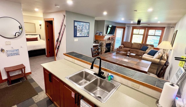 SKI-SLOPE VIEW! 3rd Floor! 1 Bedroom + Den, Sleeps 6! Heated Pool! Ski Locker!