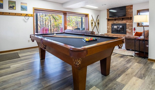 Ski Slope Views, Fireplace, Game Room & Loft Retreat