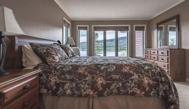 Ski/Snowboard, Snowmobile, Fishing, Hunting, Hot Tub, Chalet