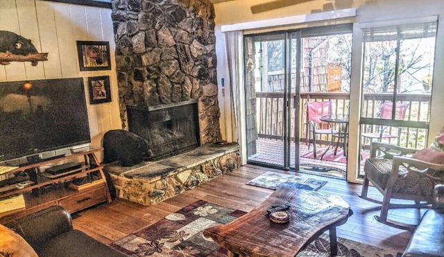 Ski, Soak & Relax, 2 BR/1.5 BA Townhouse with Spa, at the base of Snow Summit