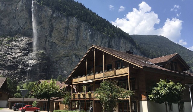 SKI/SUN Stylish modern chalet near Staubbach Falls. Jungfrau skiing/hiking area.