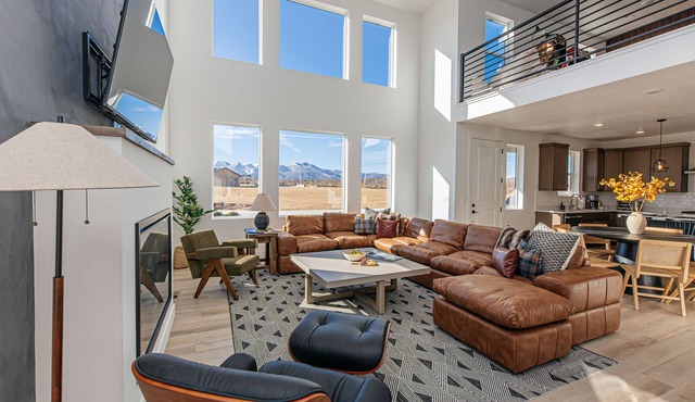 Ski&Tee Mountain Chalet: modern retreat w/golf simulator, hot tub, & game room