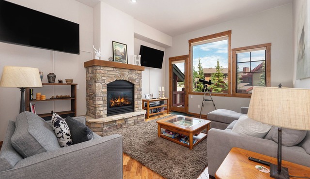 Ski Townhouse w/Hot Tub & Mountain Views