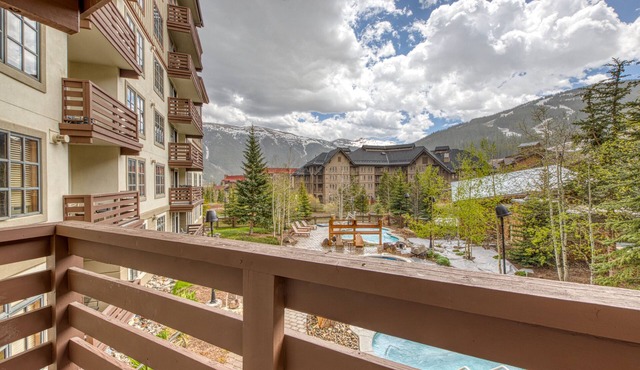 Ski-view condo with hot tub & fitness room - walk to lifts & dining