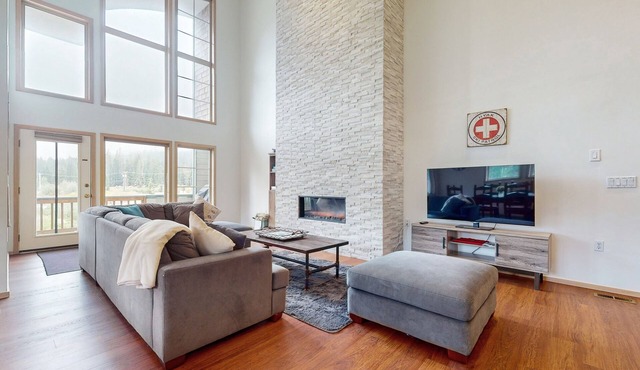 Ski view dog-friendly house with dedicated workspace, Wifi, deck and gas grill