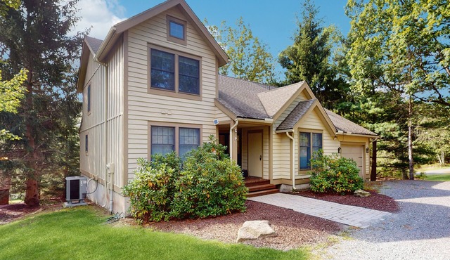Ski view house with fireplaces, deck, grill - golf nearby