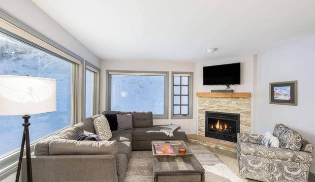Ski Vista: TRUE Ski in/out with pool & hot tub!