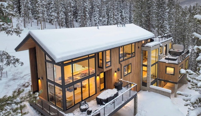 Skibakken Chalet: Ski-in/out, Panoramic Deck Views, Hot Tub, Spa w/Sauna
