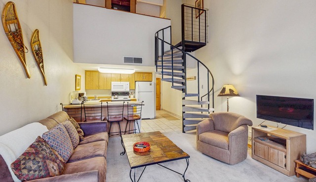 Skier studio with ski views, shared hot tub and sauna - close to ski lifts