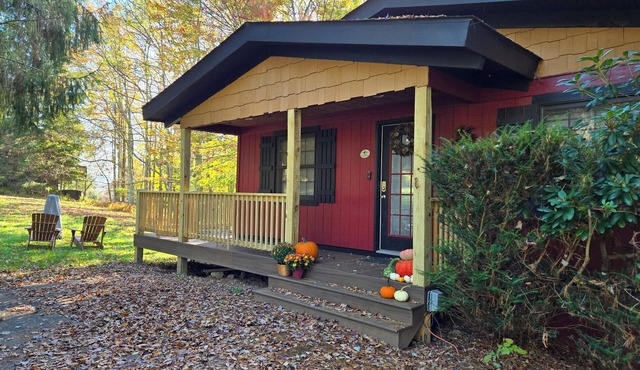 Skiers View: less than 10 mins to state parks + big view/deck/grill etc