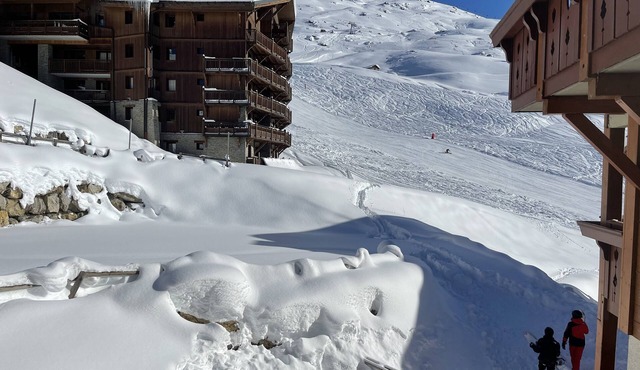 Skiing and après ski in pain and residence