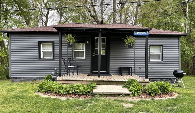 Skinny Dipper Cottage - Lakefront on Semi-private Lake, Beach, Boats, Fun!