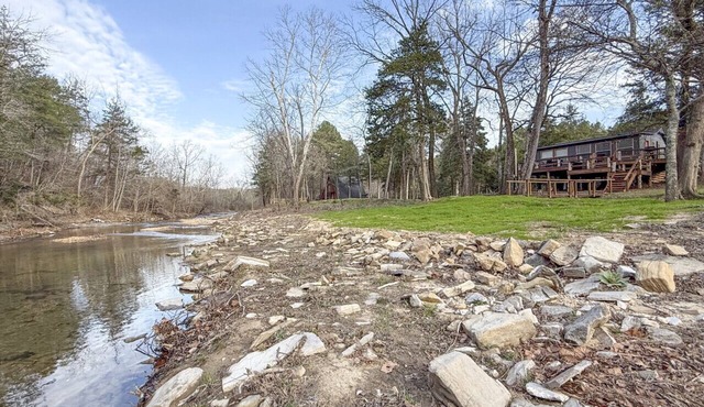Skip Rock Cottage ~ ON Livingston Creek