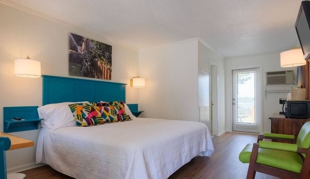 'Skipper Suite' Bluff Shoal Motel - Room 6