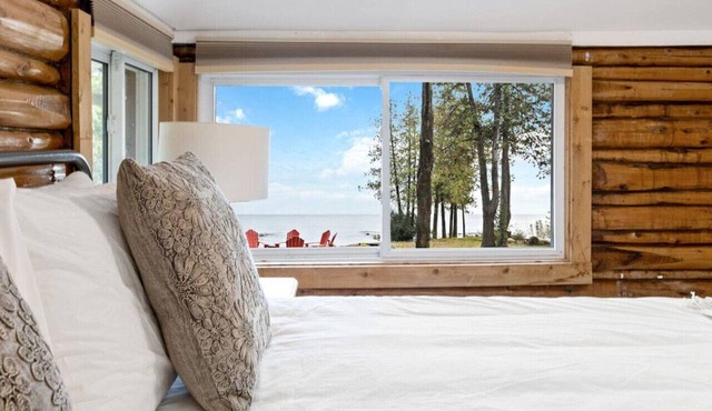 Skipping Rock Log Cabin: Cozy Charm & Hot Tub Bliss