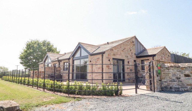 SKIRDEN VIEW, pet friendly, with hot tub in Chatburn