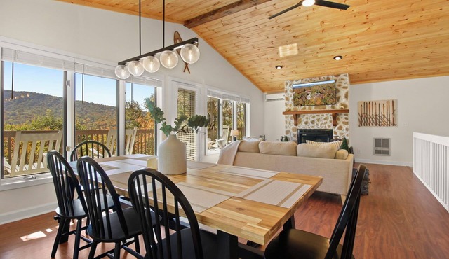 SkiView Cabin - 4BR, Cozy and Modern ~ Sleeps 10