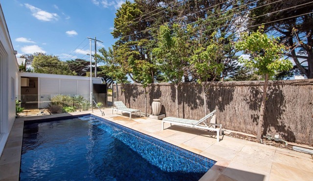 Skomer House Portsea with gas heated pool. Steps to beach and Portsea Pub