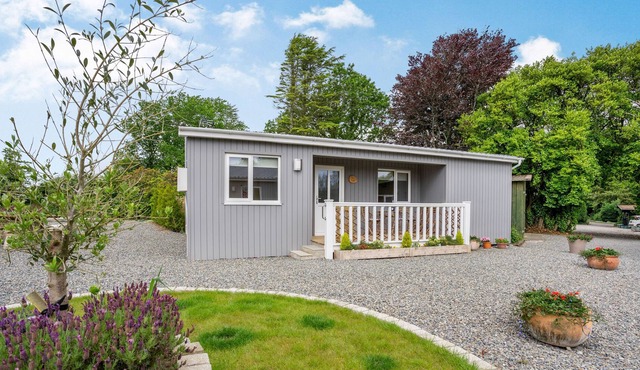 SKOMER LODGE (BIER WOOD LODGES), pet friendly in Manorbier