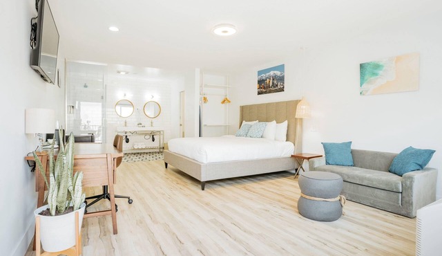 SKS - Superior Room, 1 King Bed with Sofa bed, Non Smoking
