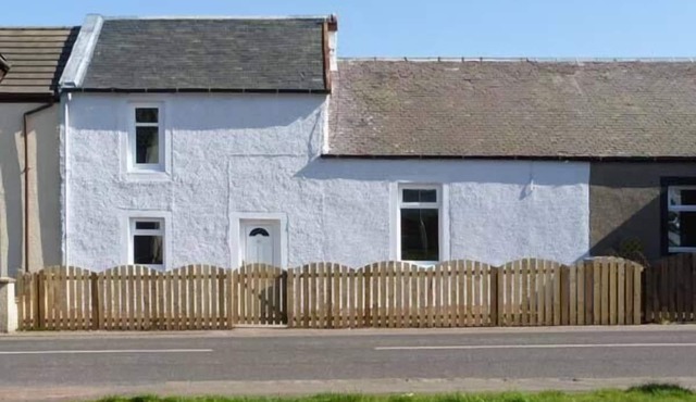 SKY BLUE COTTAGE, pet friendly, with a garden in Braehead