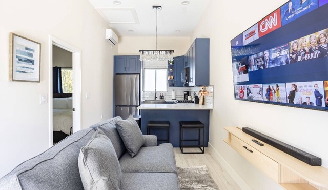 Sky Cottage: 1 bedroom home by hospitals, Hollywood, & Los Angeles