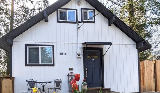 Sky Creek Cabin; fire pit, mountain views, and hot tub under the stars.
