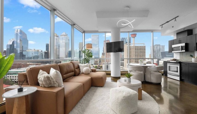 Sky High Style w Views, AC, Prkg