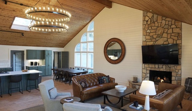 Sky Light. Walk to downtown Highlands