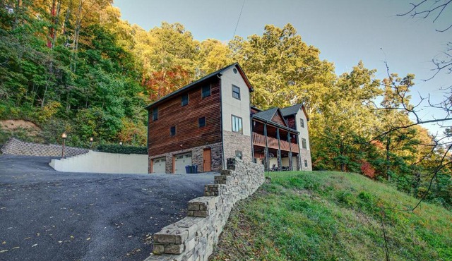 Sky Lodge Huge Asheville mountain gathering place Great views fire pit and more