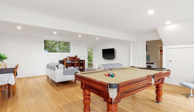 Sky Mirror Cottage - sleeps 9