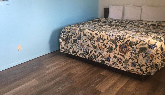 Sky-Palace Inn and Suites El Dorado - 1 King Bed NS