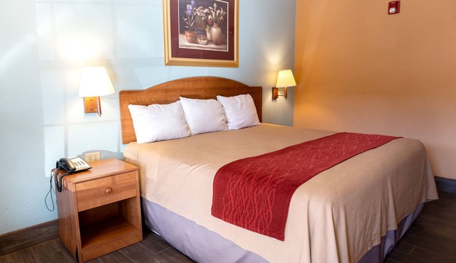 Sky Palace Inn Anthony - 1 King Bed Non Smoking