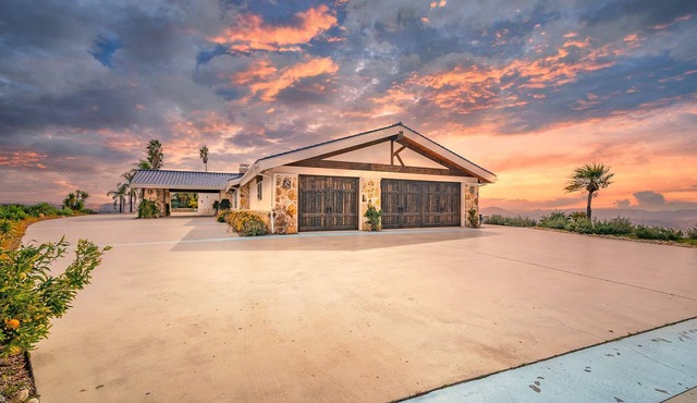 Sky Ridge Retreat. Lux Hilltop Escape - Pool & Spa