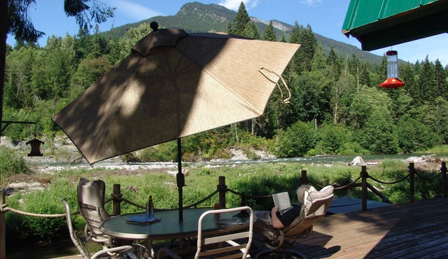 SKY RIVER CHALET- ON THE RIVER WITH A VIEW OF THE MOUNTAINS & NEARBY HIKING