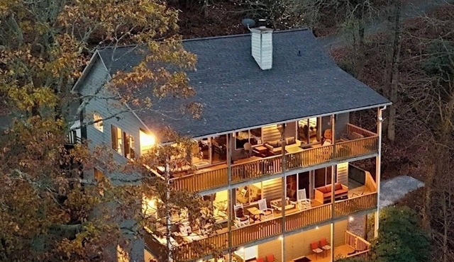 Sky's The Limit - Snow tubing mins away, Mountain Views, game room, sleeps 14