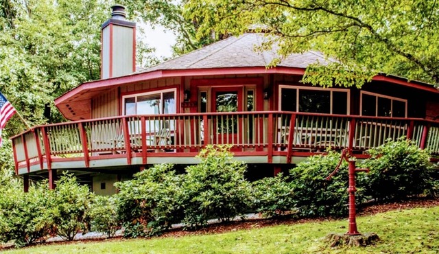 Sky Valley Bungalow nestled 3000 feet with scenic mountain views & golf course!