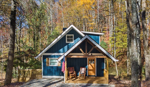 Sky Valley-Cozy Blue Cottage with Pond