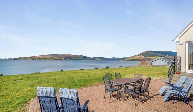 Sky View is a detached new house for 6/8 enjoying spectacular sea views across to the Isle of Bute.