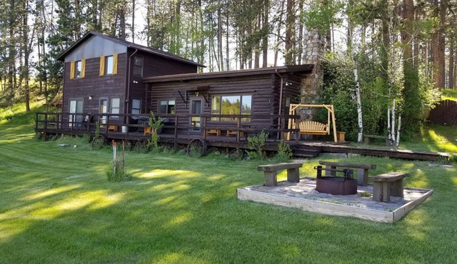 Sky View Log Cabin- Off the beaten trail yet close to all the main attractions!