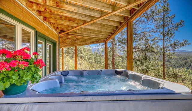 Sky Vista Lodge: Stunning Views, Private Hot Tub, Wraparound Deck, and Close to Wolf Creek Ski Area!