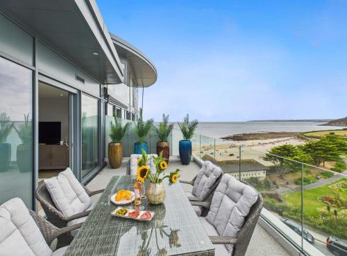 Skydeck at The Liner – Stylish 2-Bed/2-Bath Top Floor with Panoramic Sea Views