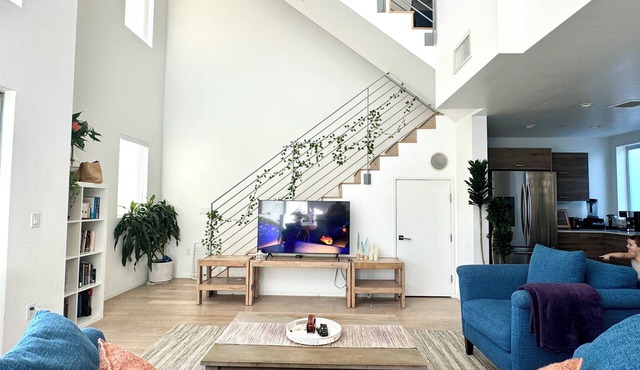 Skydeck MidWilshire Modern Townhome with Garage, Rooftop Patio, and Loft Office