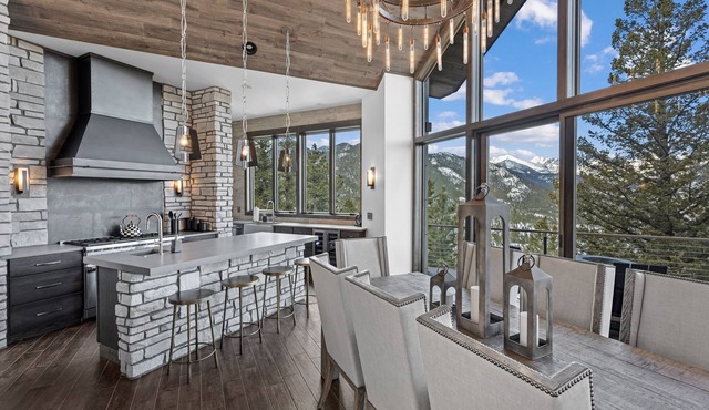 Skyes Peak - Luxury Mountain Retreat with Breathtaking Views