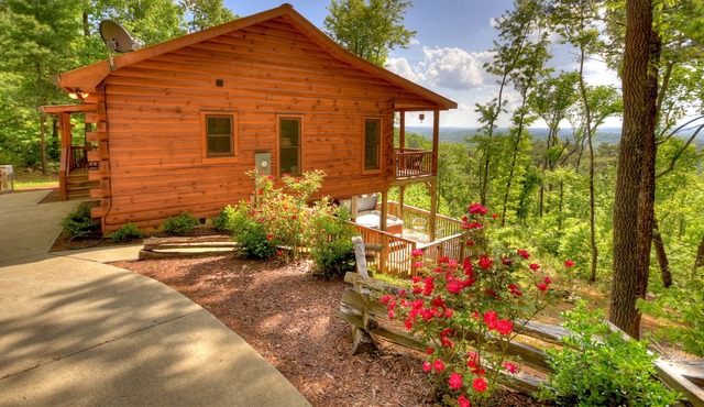 SkyeView Getaway- amazing views, hot tub and firepit